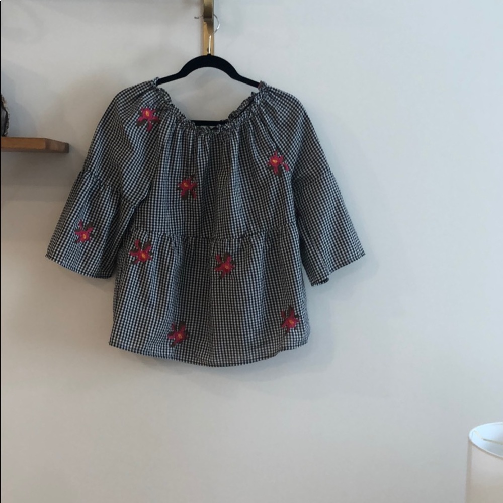 Linen, flowey and off the shoulder shirt